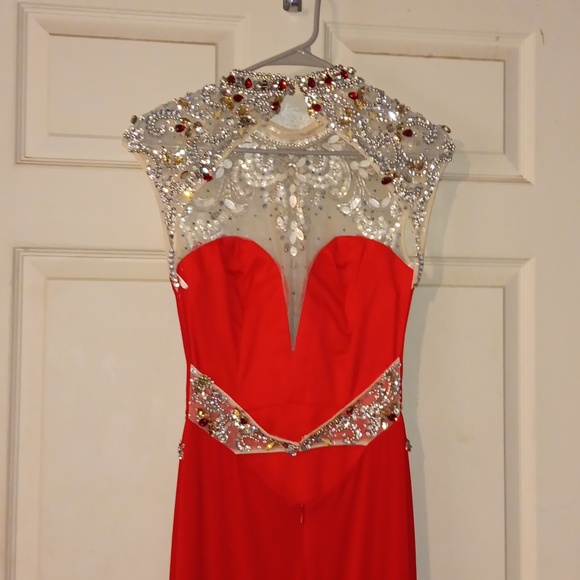 GORGEOUS RED EVENING GOWN - Picture 5 of 16